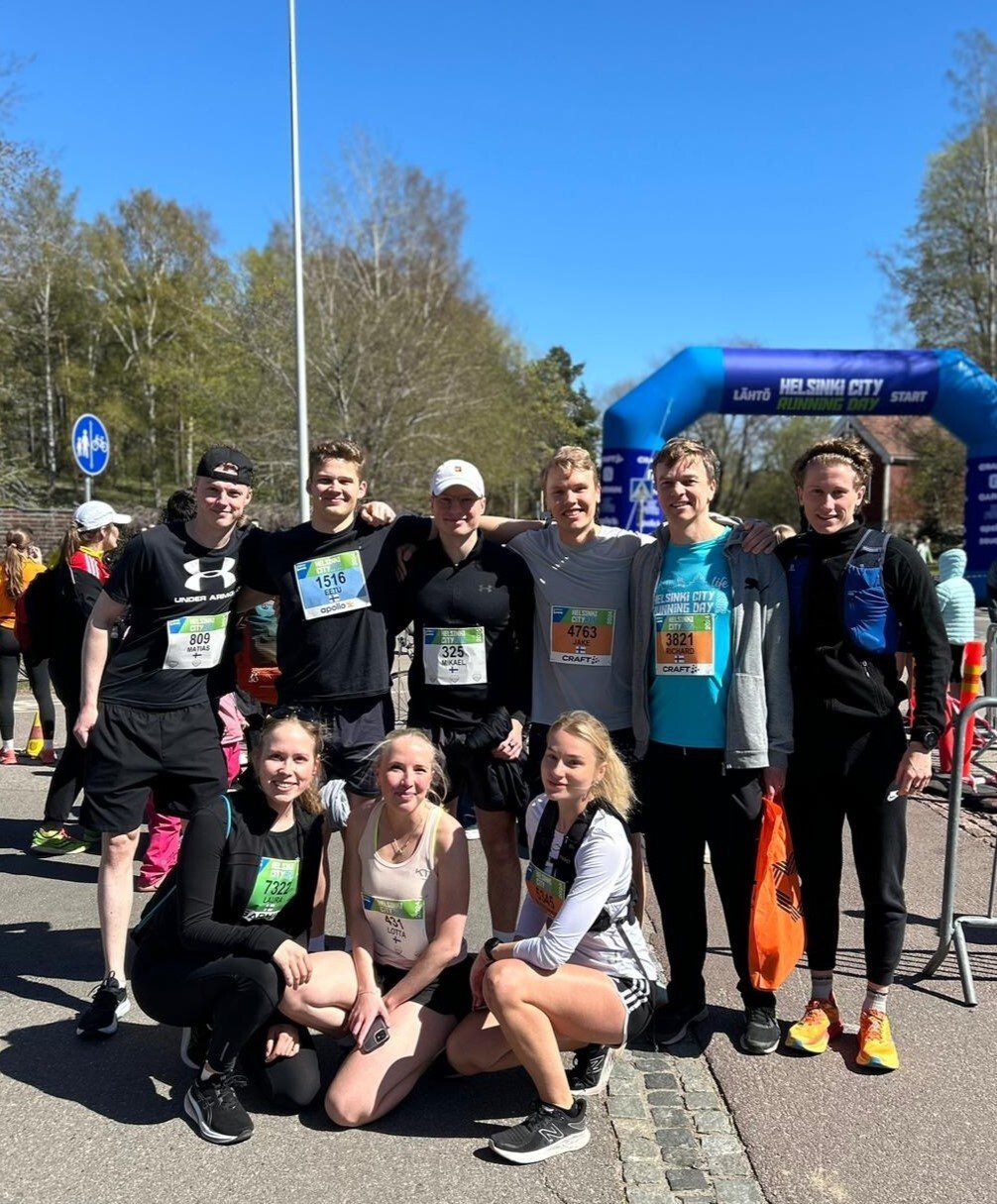 Aurinkoisesta Helsinki City Run -juoksutapahtumasta jäi päällimmäisenä mieleen evliläisten hyvä yhteishenki.