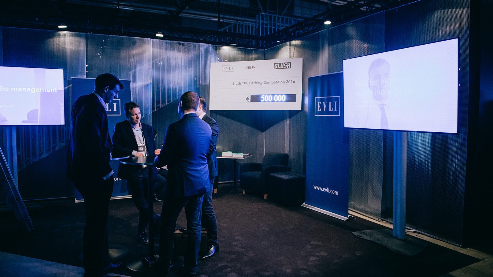 miehet puhuvat ringissä nurkassa, evlin slush-pisteellä