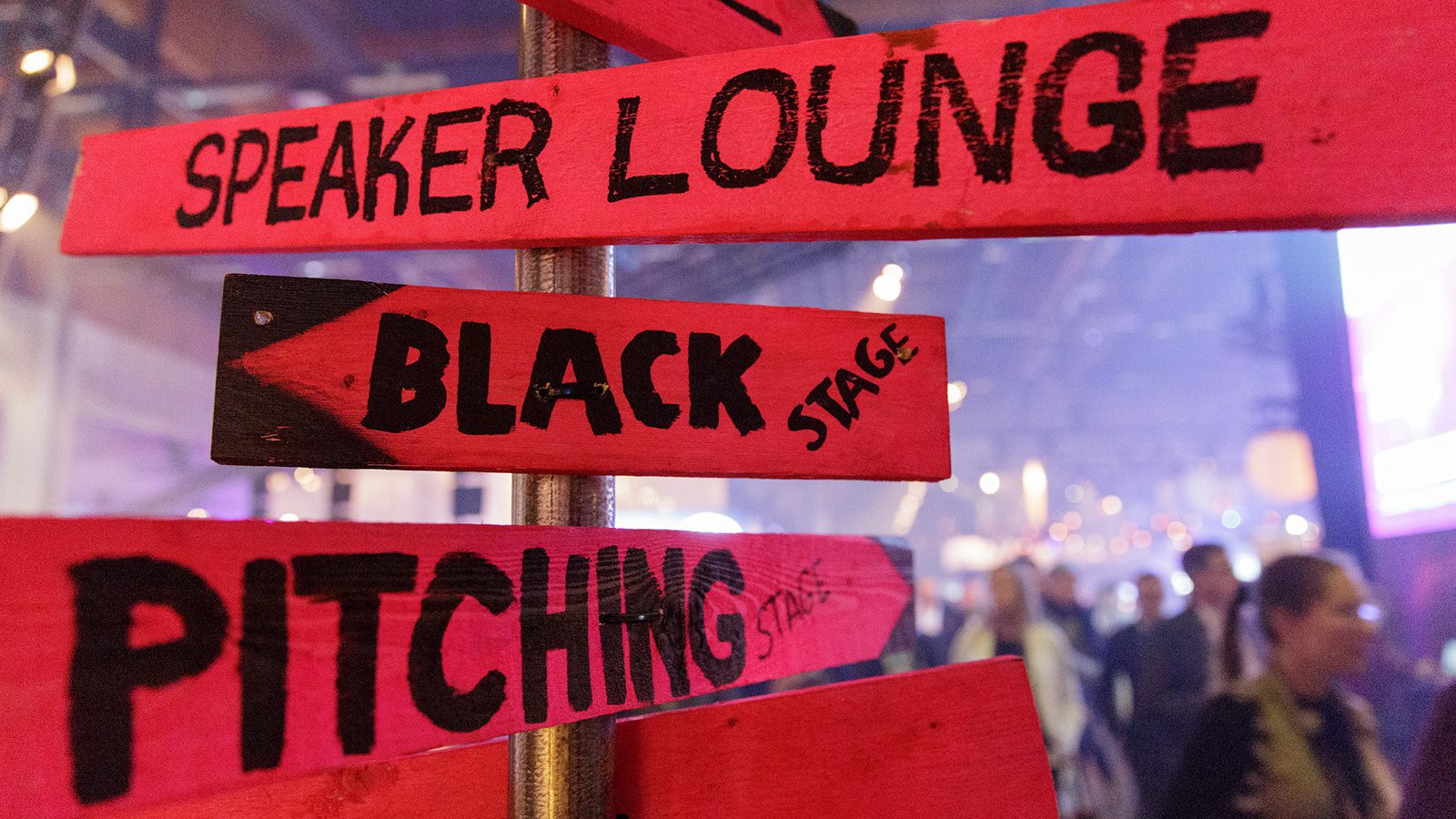 Slushin tienviitta, tekstiä punaisella pohjalla