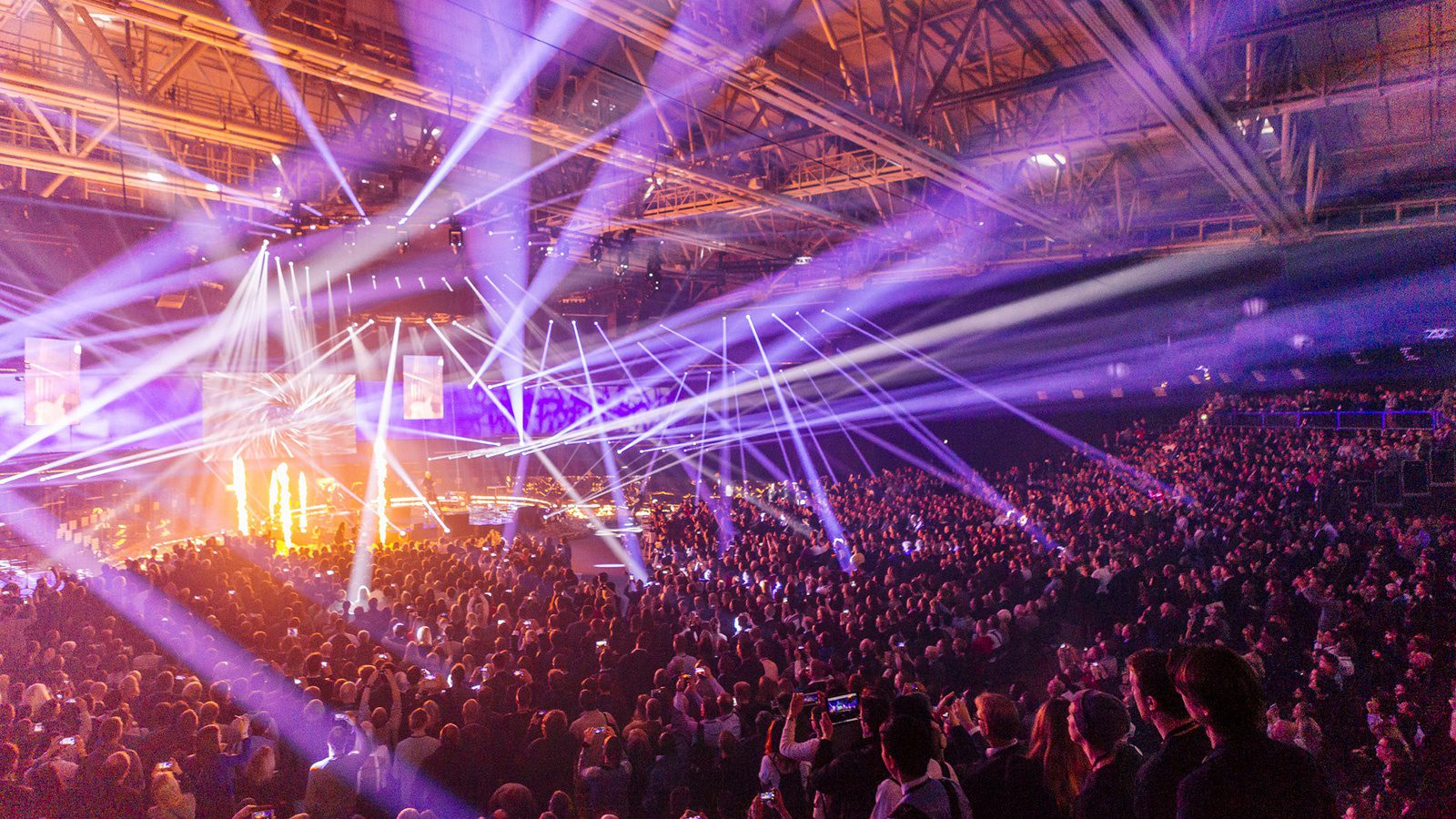 Paljon violetteja valoja täydessä messukeskuksessa