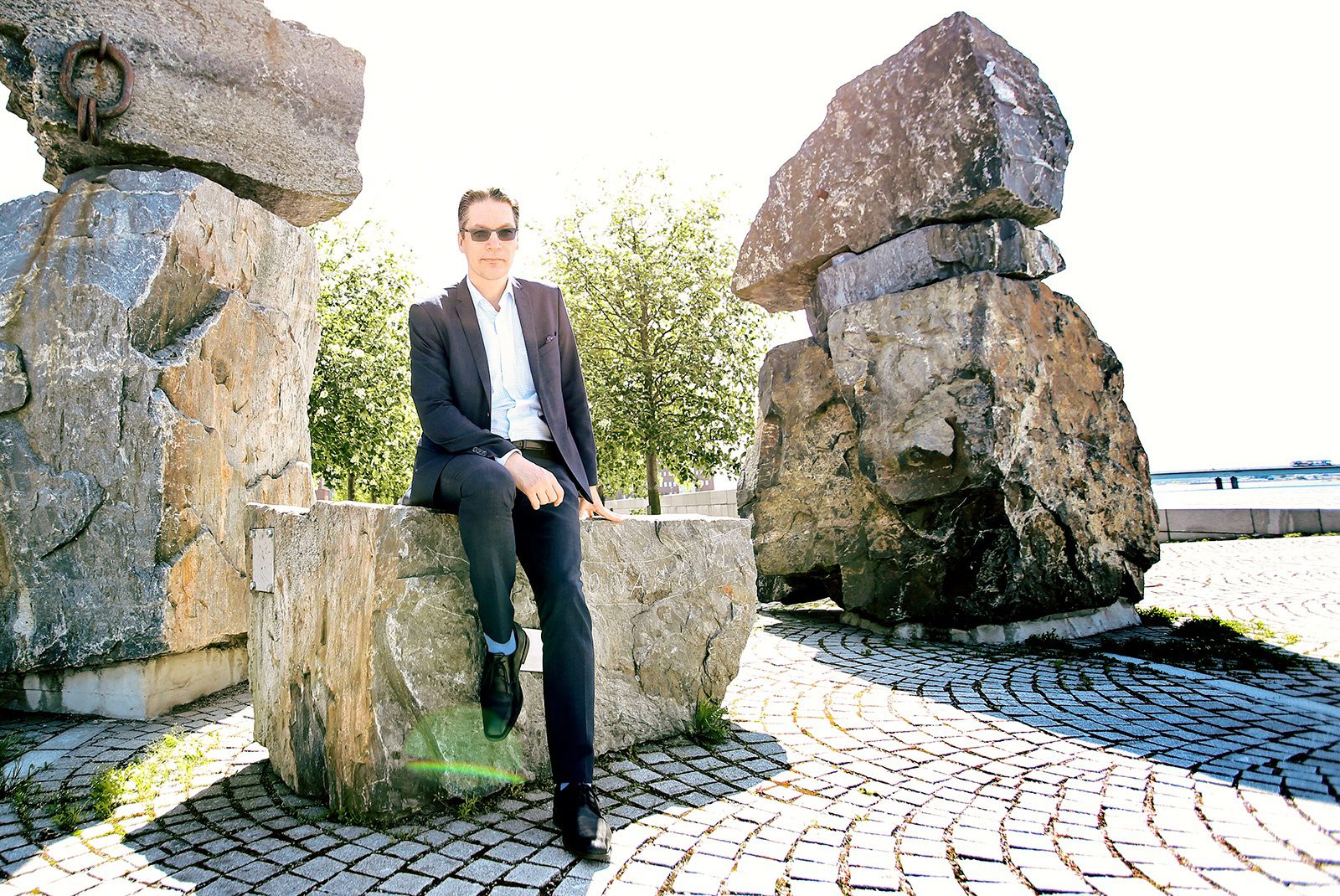 mies istuu kivipaasilla